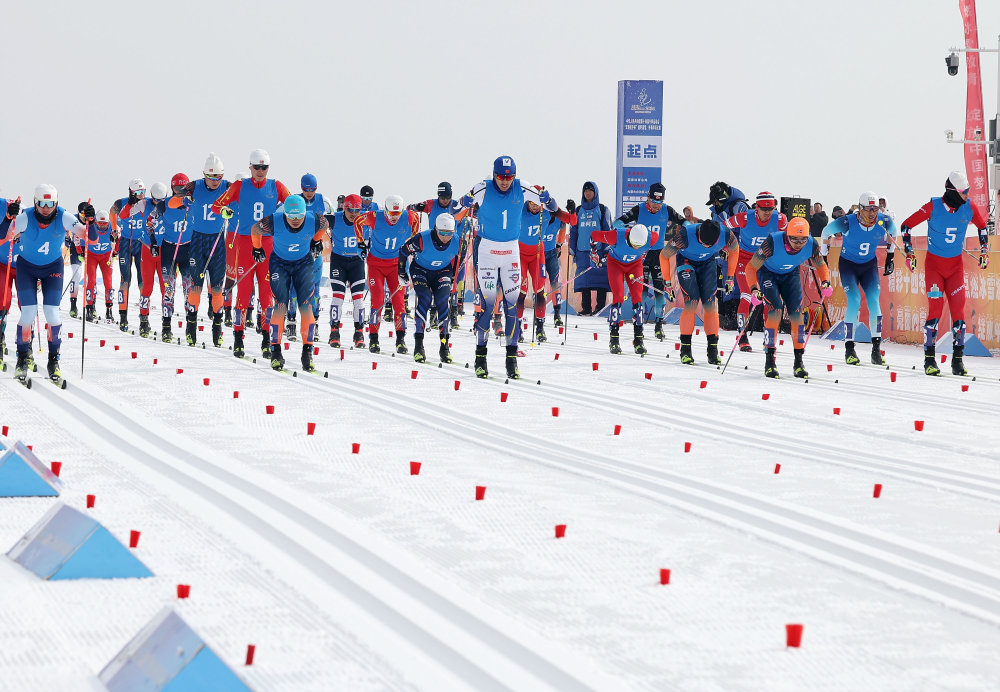 越野滑雪公开组男子50公里集体出发赛况