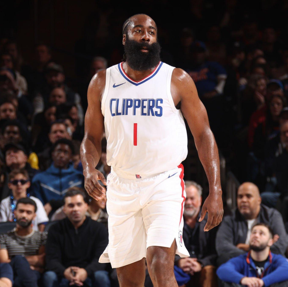 离谱哈登底角传球直接扔到解说席美女主播花容失色乔治一脸懵