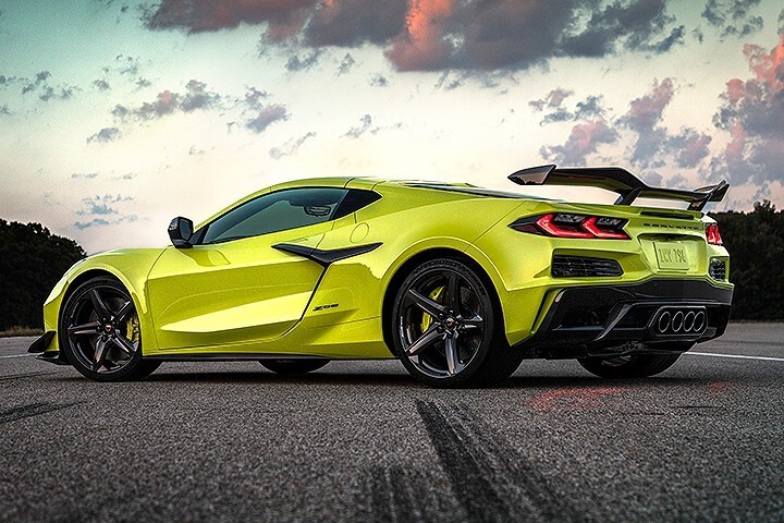 由于尺寸更大,更直,corvette zr1 的尾翼看起来较现行 z06 可选配的