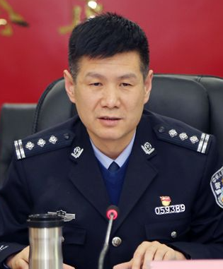 朱向阳出生于1970年9月,在职大学,中共党员.