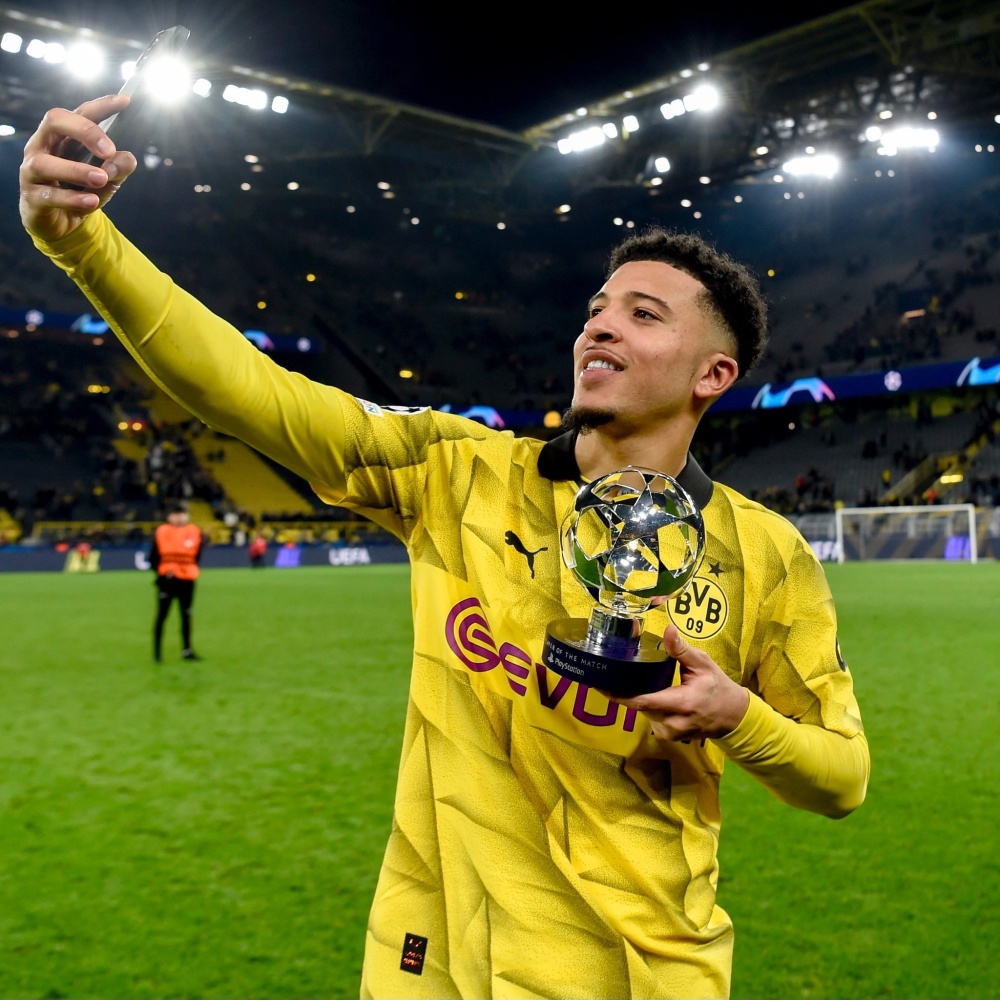 今天吃饱了桑乔展示欧冠全场最佳奖杯笑容十分灿烂