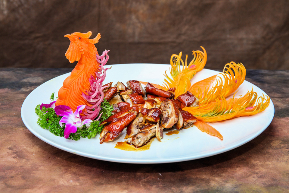 水中豆腐雕出花样 创新菜品"香芒虾球"_腾讯新闻