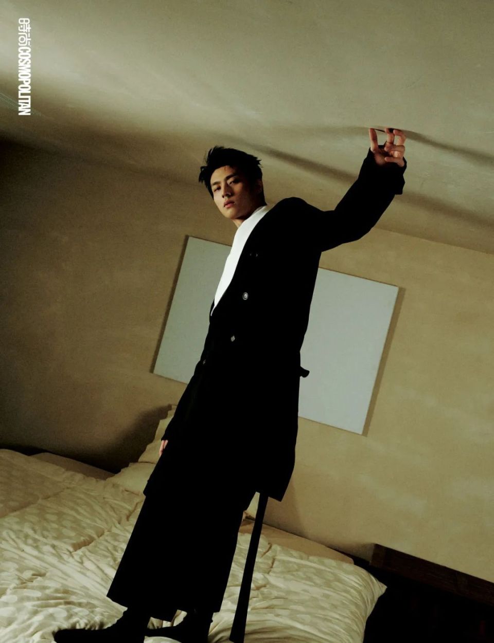 黑色长款西装,白色衬衫黑色logo袜子 均为kenzo黑色中长裤 bottega