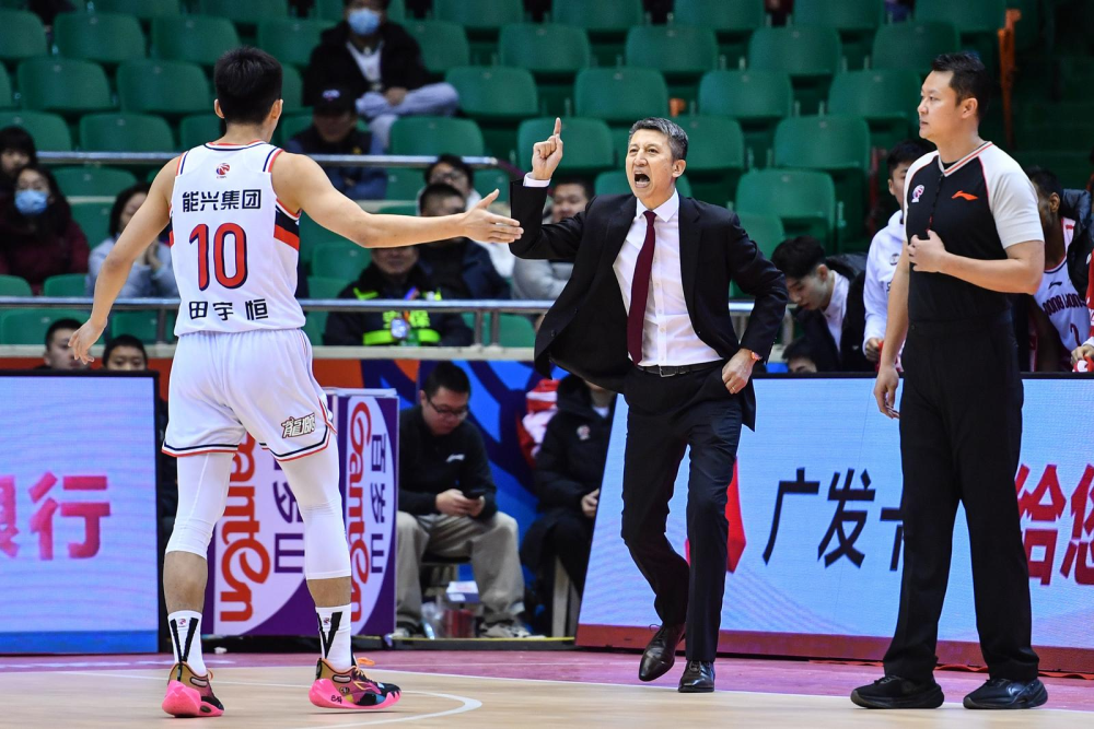 cba广州队主场力克领头羊新疆队球迷用掌声欢迎李炎哲回家