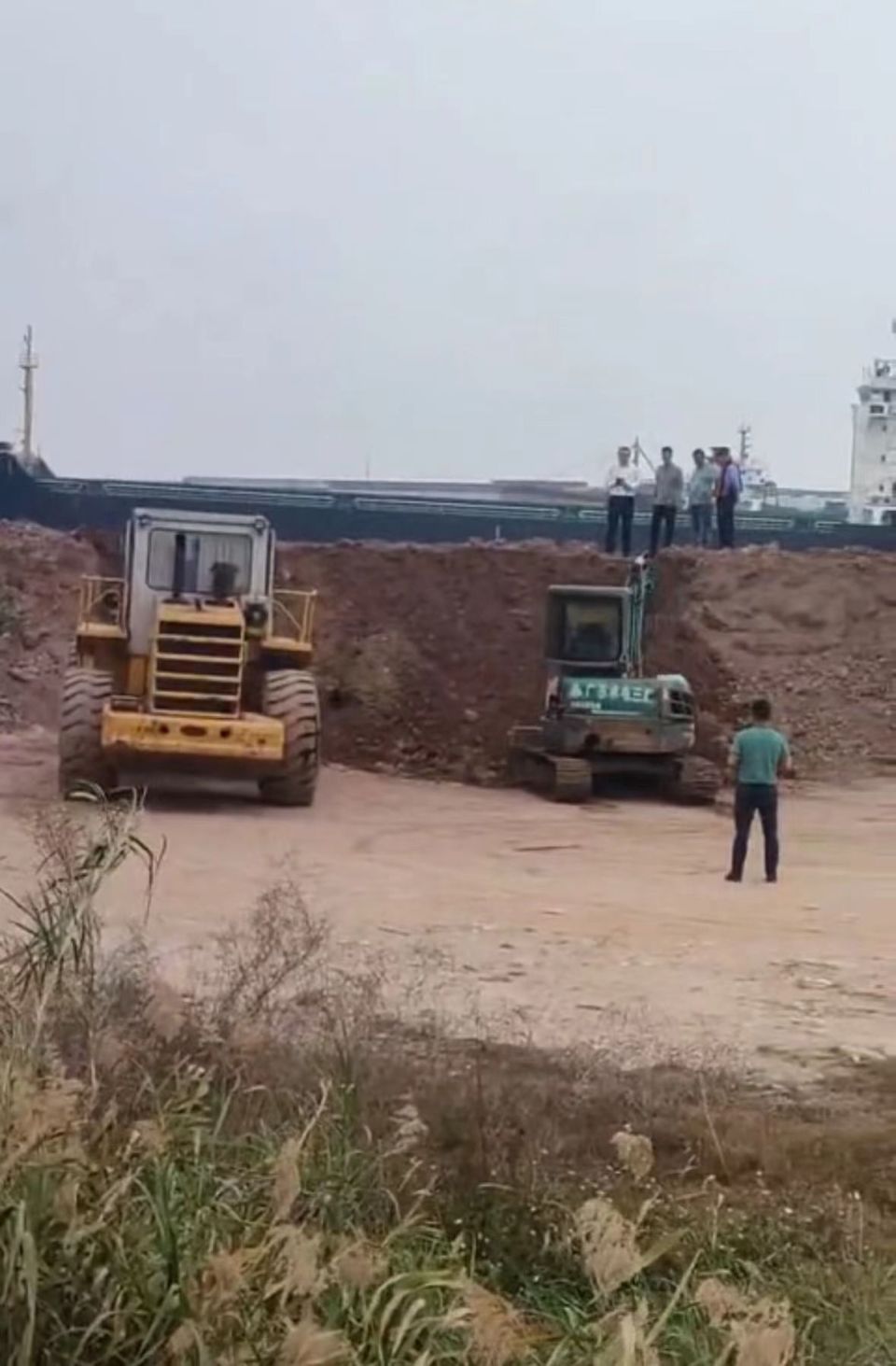 广州沥心沙大桥断裂后吊车运水新渡口动工岛上居民生活秩序陆续恢复中