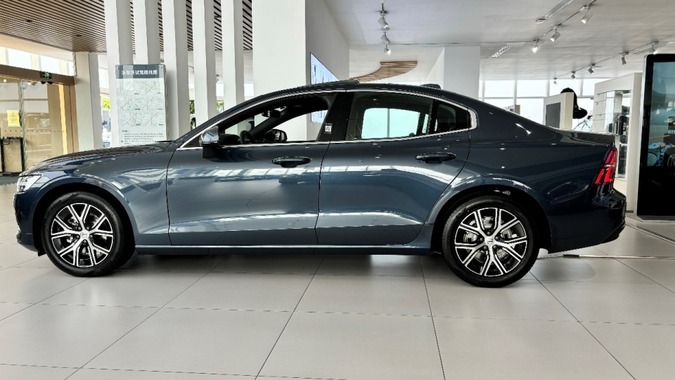 49万,比小米su7起步价低,能买沃尔沃s60_腾讯新闻