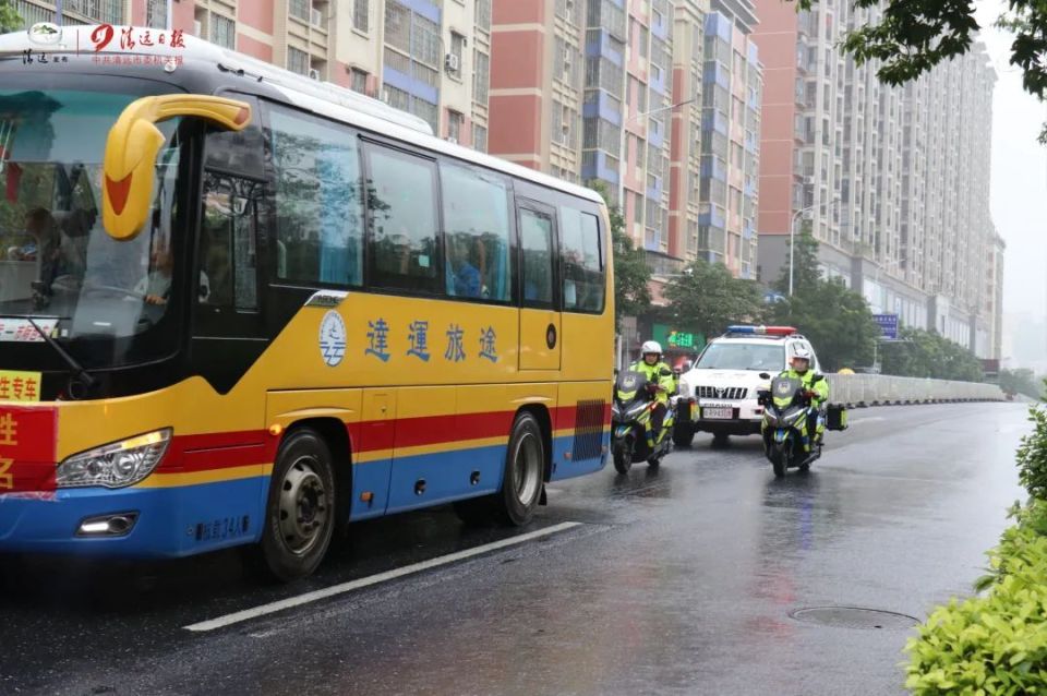 清远市第三中学考点便民服务岗为考生办理临时身份证明.