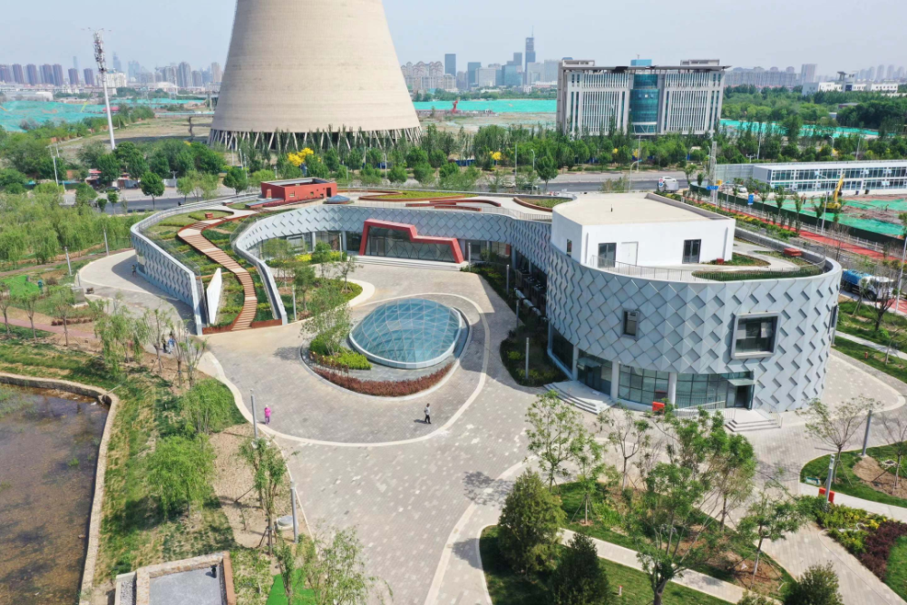 我市今年重点打造的"一环十一园"之一的新梅江公园,又名中央绿轴公园