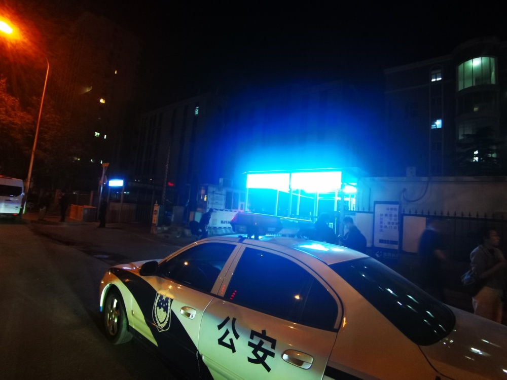 看望北京长峰医院火灾现场：有患者家族深夜闻讯赶来
