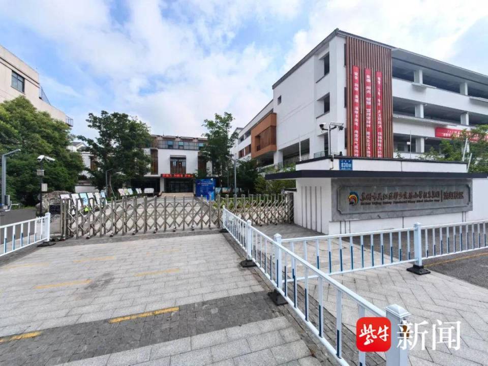 的各位表示欢迎,并向与会专家与教师们介绍了鲈乡实验小学的发展历程