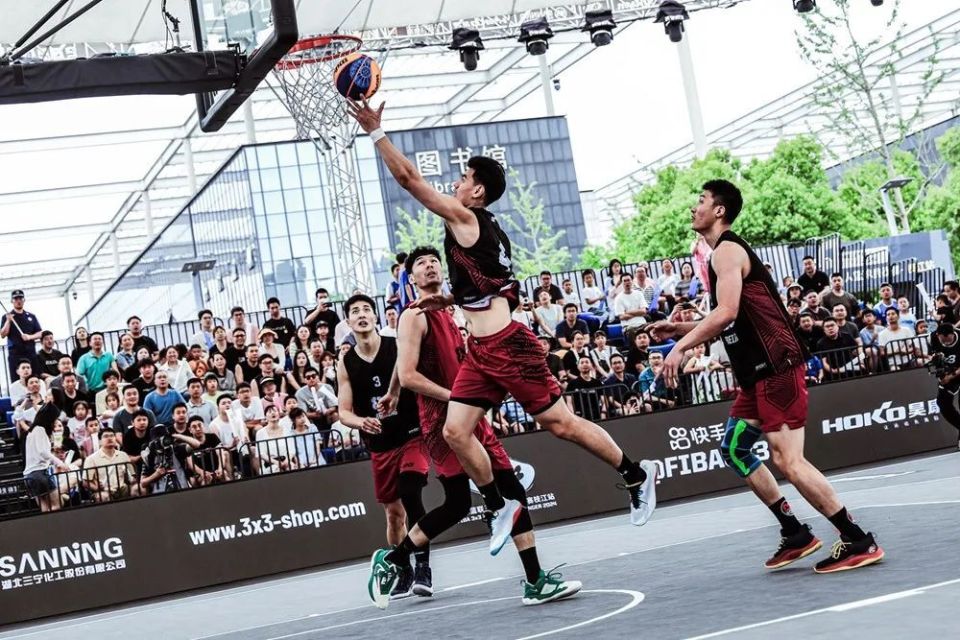 由郭瀚宇,颜鹏,朱渊博和朱松玮组成的中国北京队在首个比赛日以一胜一