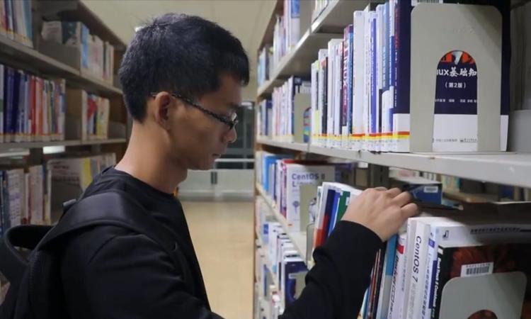 人間·溯光2024｜35歲上大一的唐尚珺：高考題有答案，關于未來卻沒有參考答案