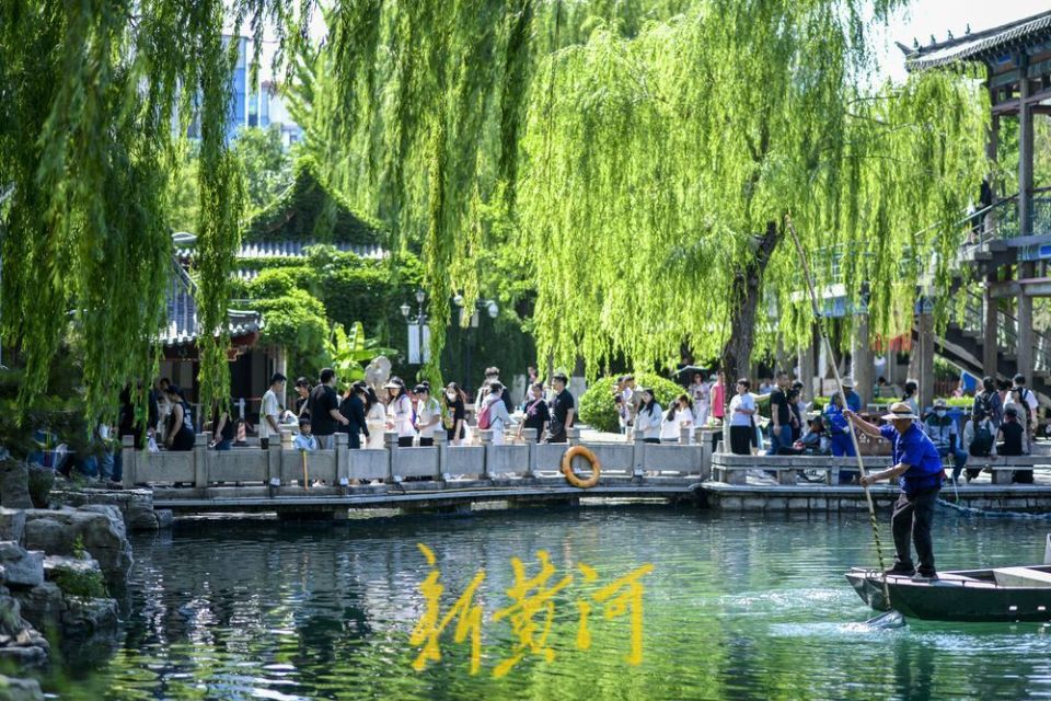 泉城迎来凉爽好天气 游客观泉亲泉感受夏日清风
