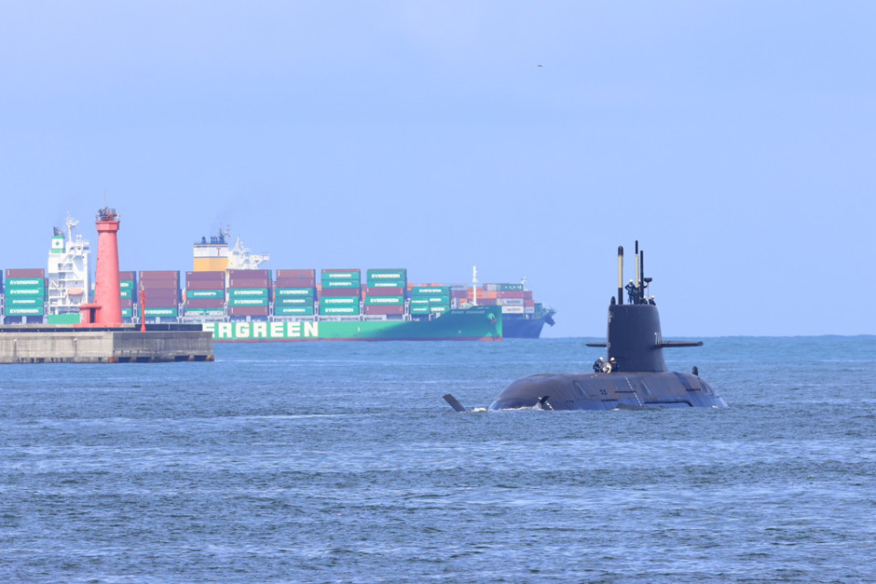 海鲲号今早出海离开高雄港，首次海试引岛内