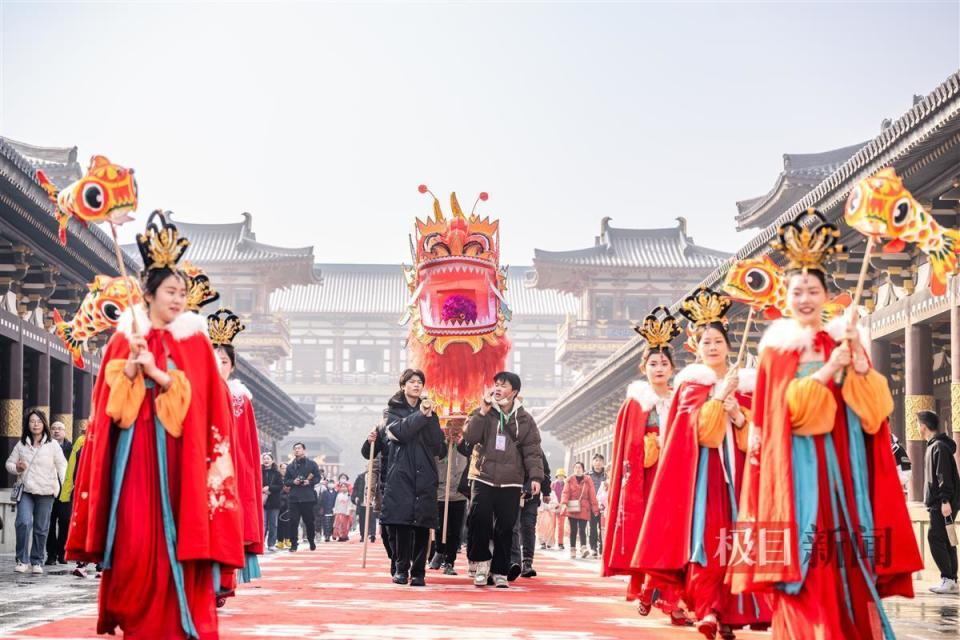 极目红火年|襄阳唐城新春狂欢,60多场演出嗨玩"白 黑"