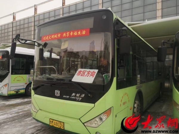 冬季裡忙碌的身影濱州公交車駕駛員頂風冒雪日復一日護送乘客安全出行