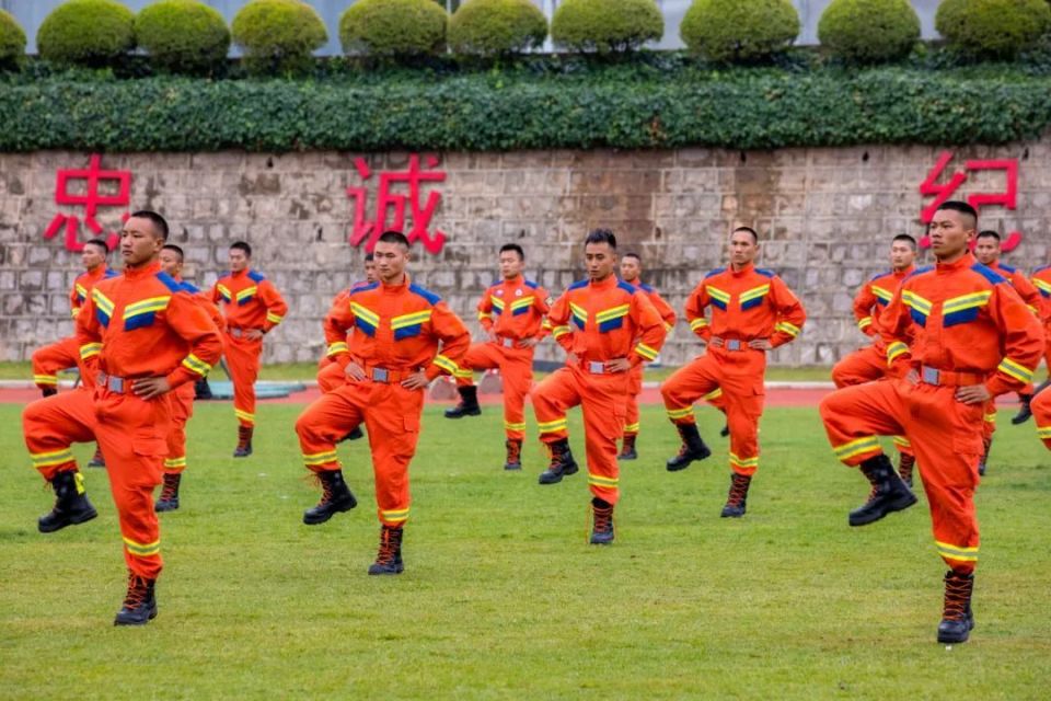 云南省消防救援总队举行2023年新消防员入职教育训练