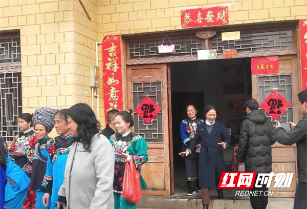 凤凰县腊尔山镇夯卡村举办"三八"文艺活动暨"和美乡村"创建启动仪式