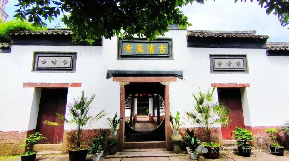 古清真寺飞檐斗壁,青瓦素墙,无不透露出一种古朴典雅的气息.