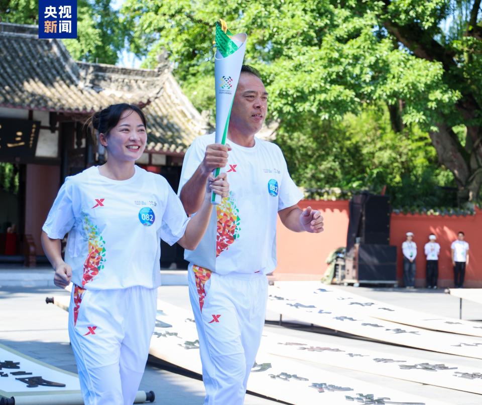 成都世运会火炬抵达眉山三苏祠