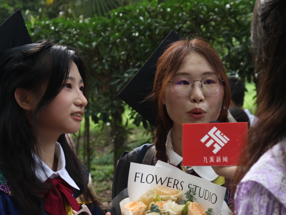 學(xué)士服畢業(yè)禮服_畢業(yè)典禮父母穿兒子學(xué)士服圓夢_畢業(yè)典禮學(xué)士服是學(xué)校發(fā)嗎