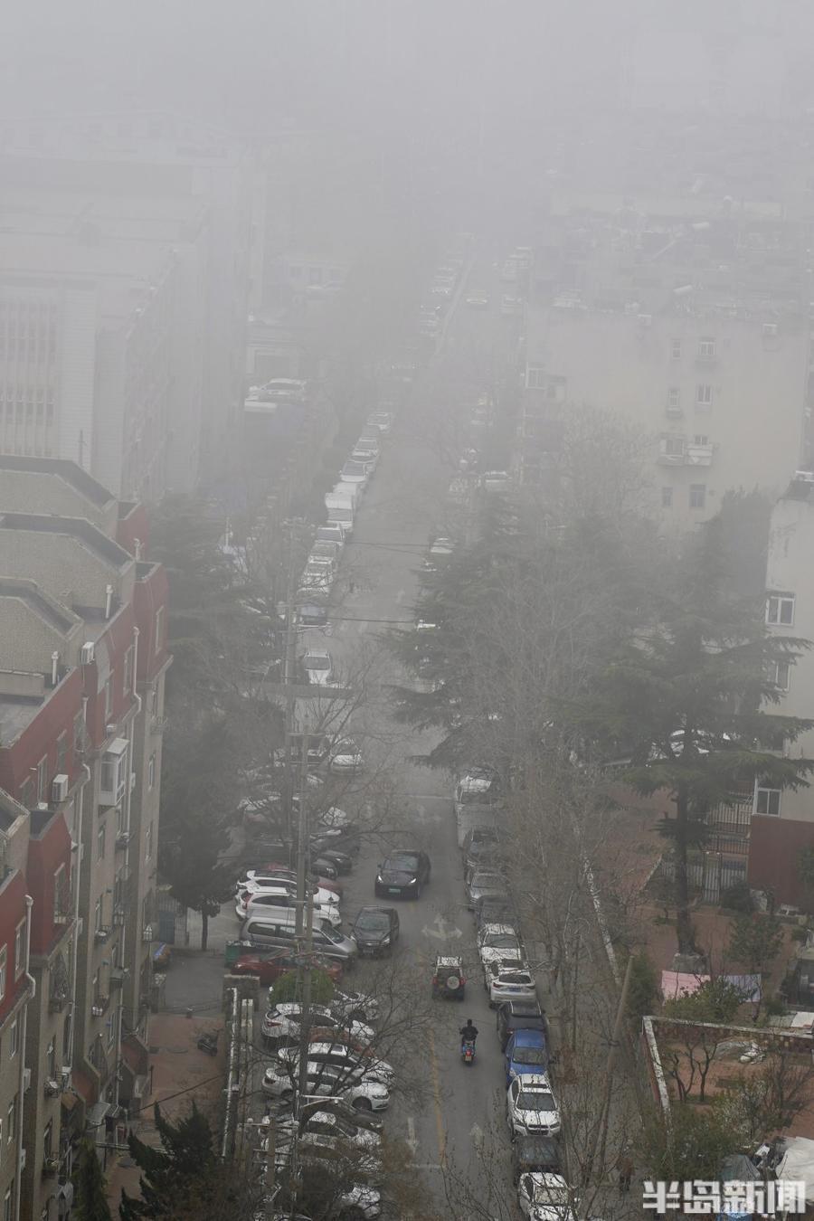 李沧区大雾橙色预警信号,预计今天白天到夜间,市南区大部分街道