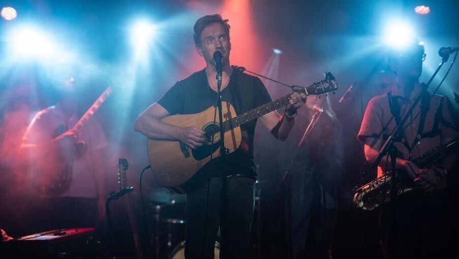 兄弟连主演刘易斯从小就支持红军逆转巴萨米兰令人难忘