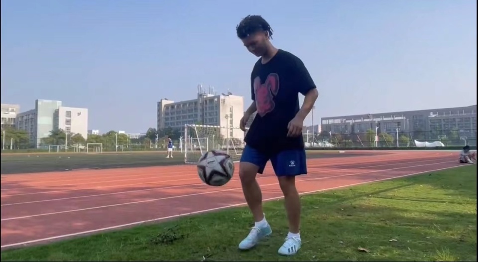 对话诺米的歌曲制作人谢天谢帝的制作没收费搞抽象只为能活下去