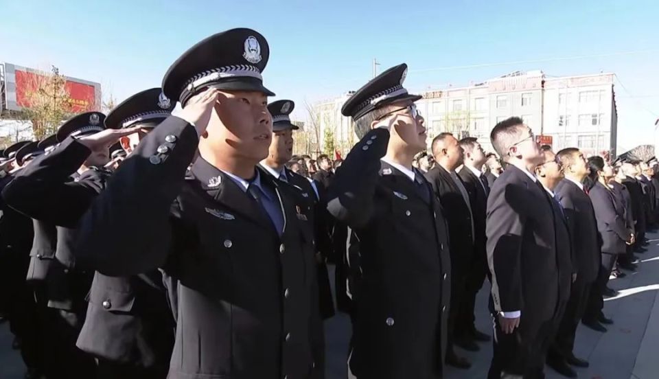 日喀则拉萨市公安局举行纪念西藏百万农奴解放65周年暨"升国旗,唱国歌