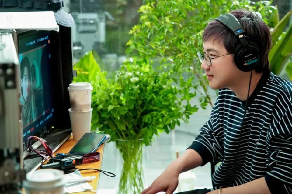 这是李漠"都市三部曲"的最后一部,主题是母女亲情.