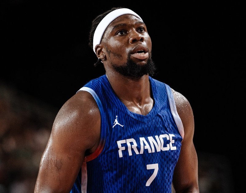 法国男篮这边,"小熊"亚布塞莱也遭遇膝伤,接下来的训练赛他可能缺阵