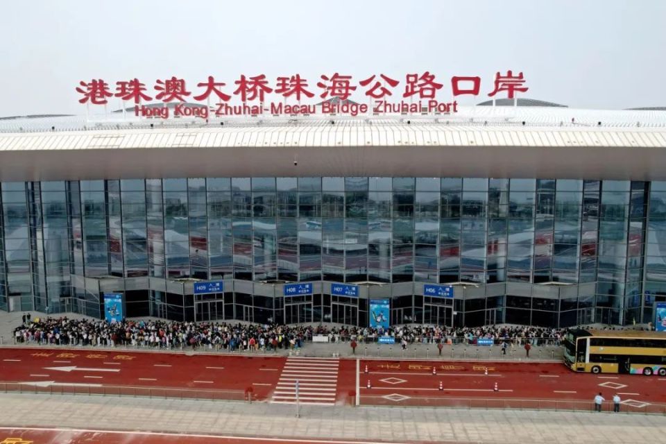 35.8万人次!拱北口岸日通行旅客创4年来最高_腾讯新闻