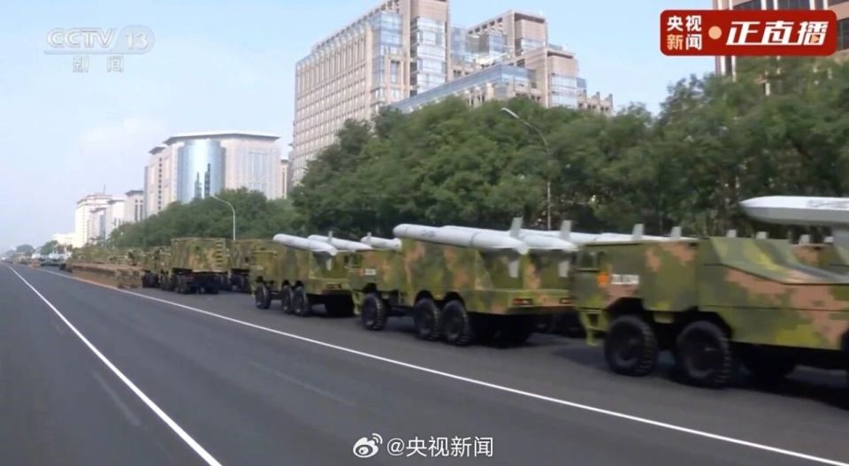 DF61来了！东风导弹亮相阅兵场_腾讯新闻