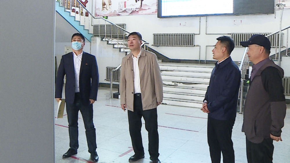 6月5日,孙吴县委副书记,政府县长刘淼群深入第一中学督导检查高考考点