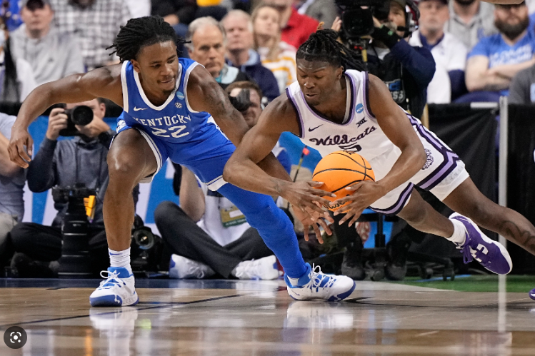 堪萨斯州立大学球员抓住了肯塔基回防慢的弱点,连续快攻推进下起三分