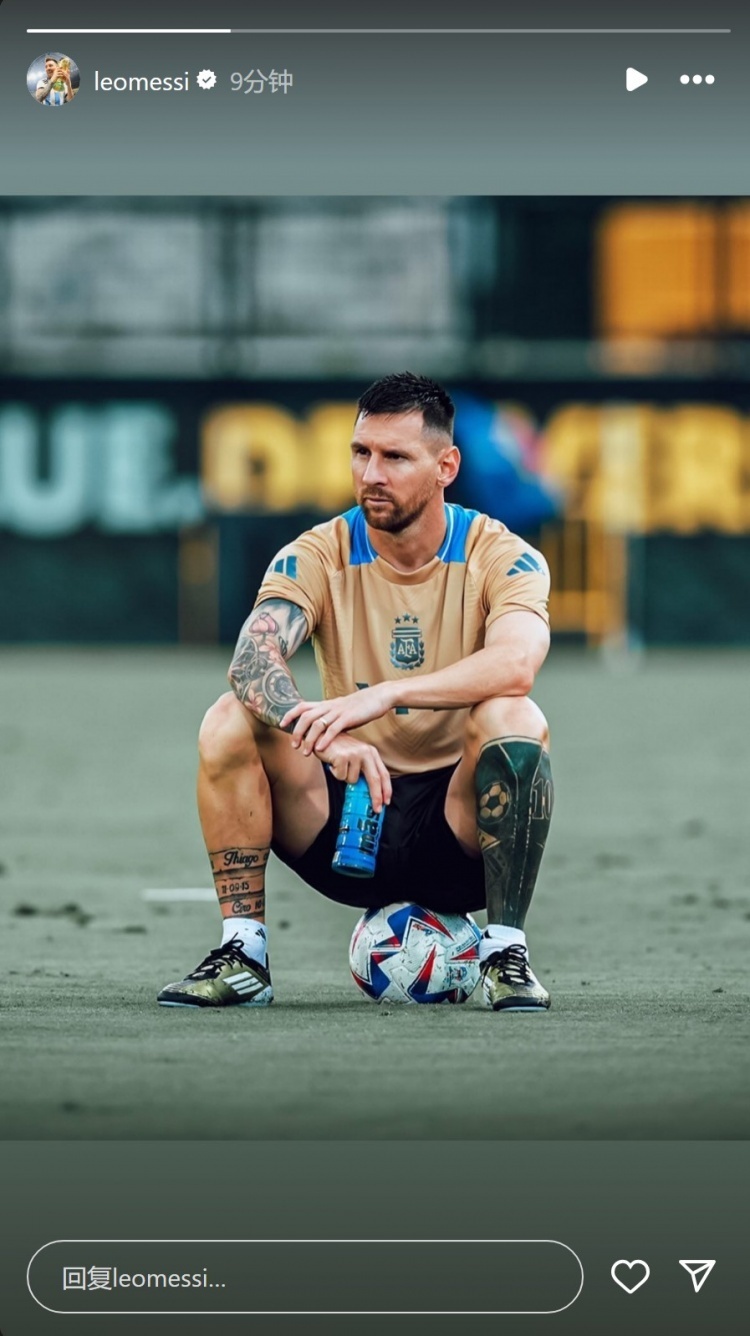 梅西社媒晒训练中休息照片,坐在球上目视前方