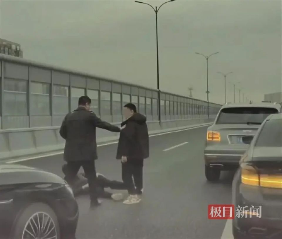 全网寻找的“宾利打人事件”劝架车主，是他！比亚迪宣布：奖励20万！_腾讯新闻