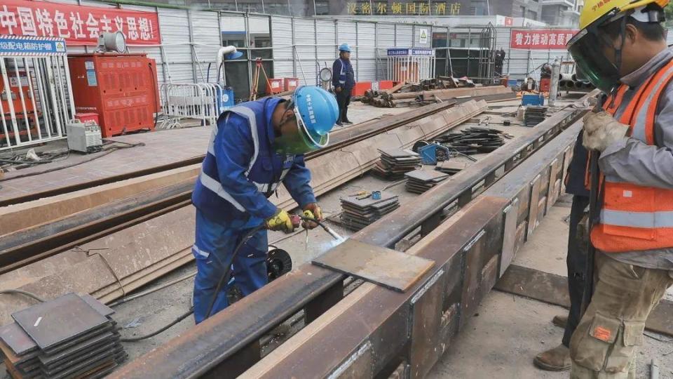 节日我在岗丨项目建设者：全力以赴抢工期 加班加点赶进度_腾讯新闻