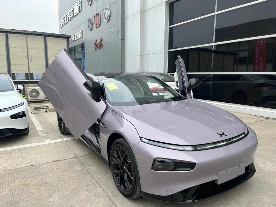 24款小鹏p7i鹏翼版到店,配"星暮紫"车色 双50w快充,增后驱版_腾讯新闻