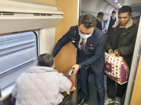 情暖旅途 D2136次列车上的温情“护送”_腾讯新闻