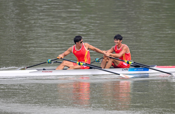 刘治宇张亮夺得男子双人双桨冠军