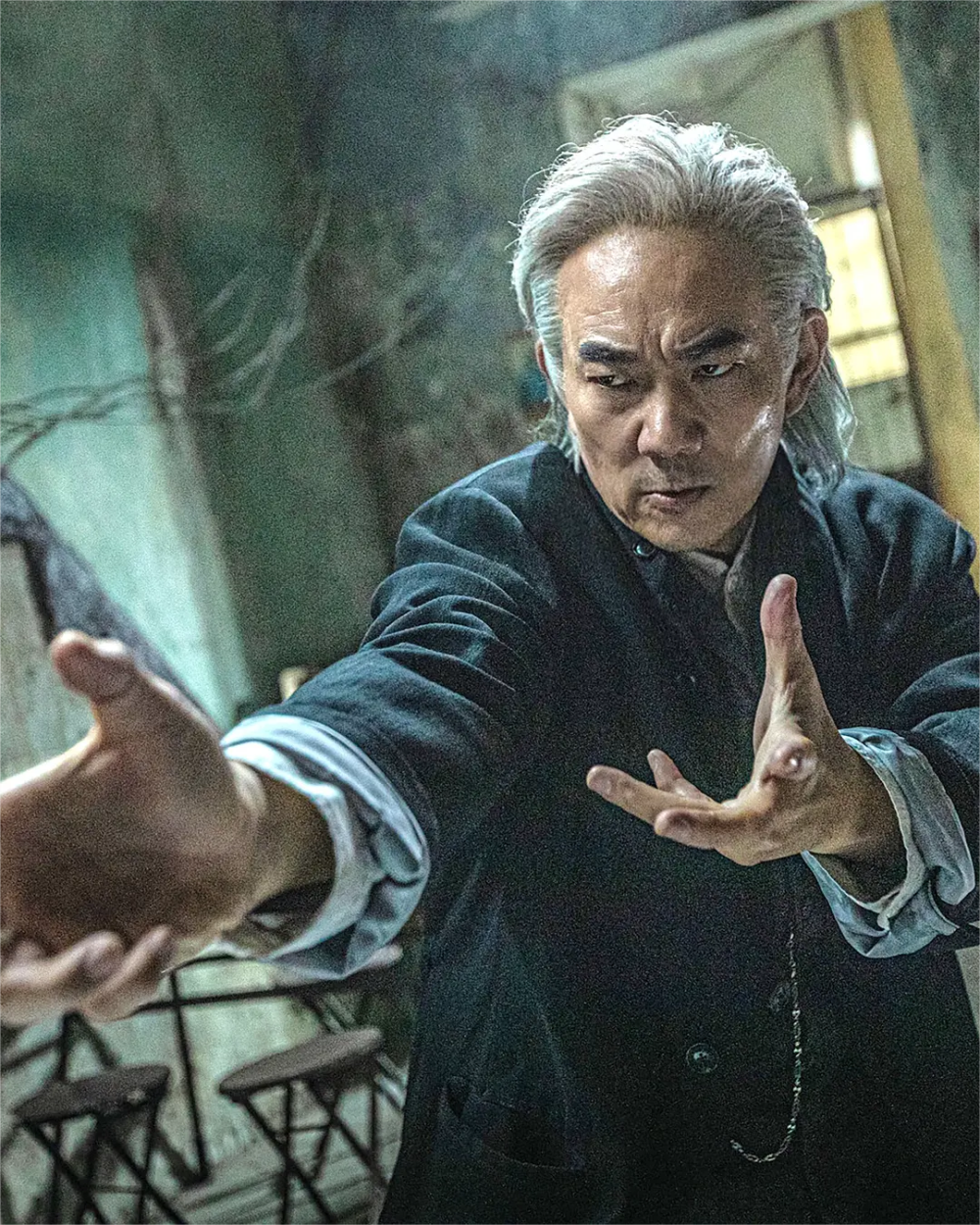 遭到重创而奄奄一息的龙卷风,为了护送陈洛军逃走,用身体守住铁门