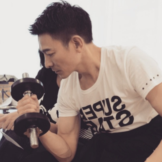 笑不活了,63岁刘德华成都演唱会票价最低680元,评论区炸锅,天王没落了