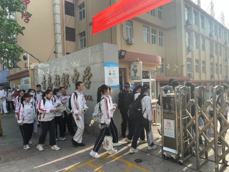 清晨6时50分左右,记者在青岛超银中学(镇江路校区)考点外看到,自招