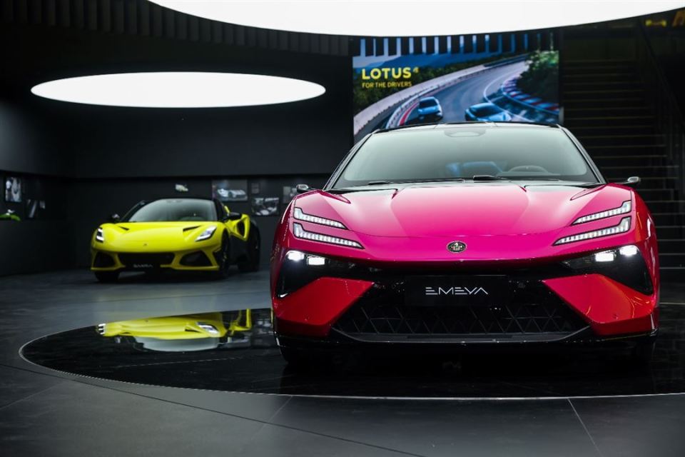 高奢无平替,路特斯42颗天然宝石打造北京车展最美展车