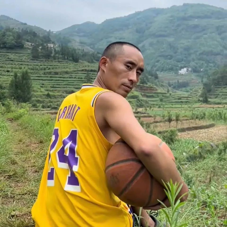 山寨网红月入百万,撞脸模仿成暴富密码?