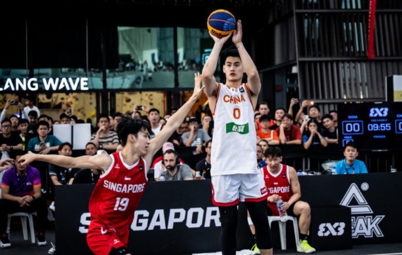 中国队状态回升,颜鹏,吴星锐的两记远投强势开局,朱渊博内线强攻,吴