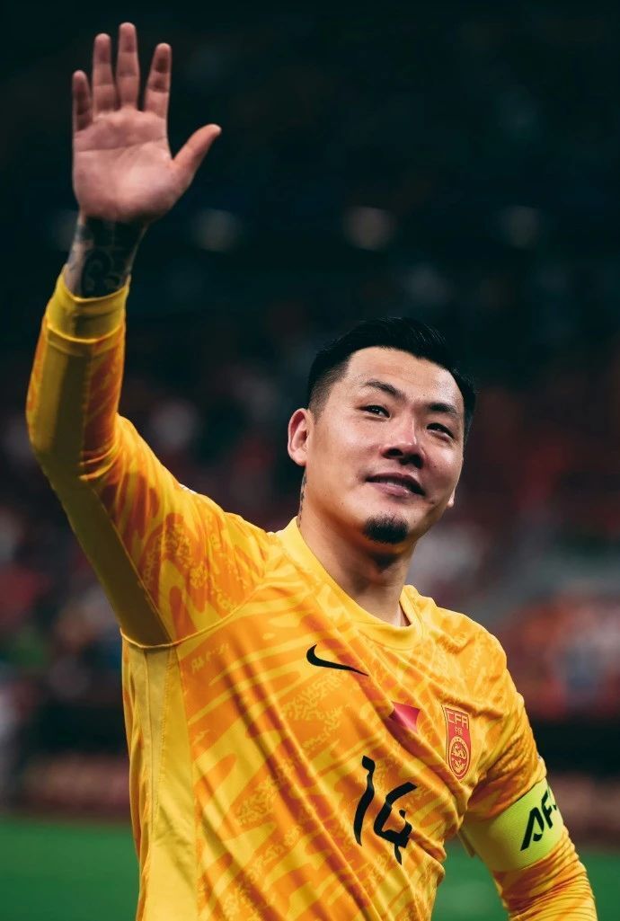 王大雷为扔队长袖标致歉:情绪很激动,想把袖标给队友,不加考虑扔给他