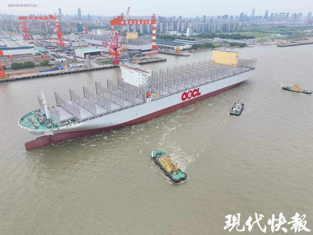 又一艘!南通造超大型集装箱船顺利出江试航_