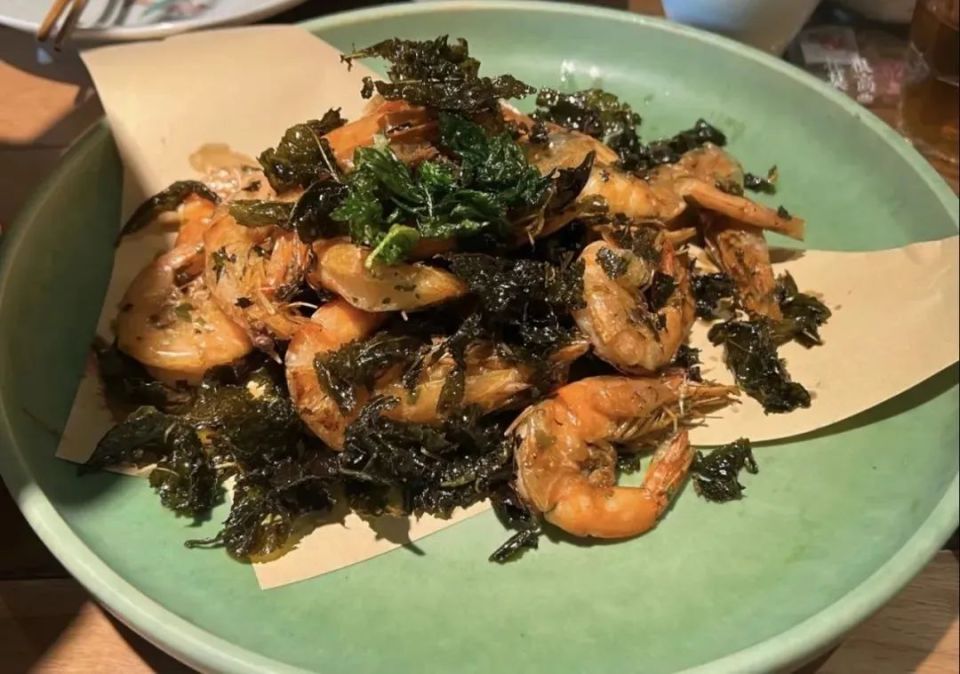 大众点评@freda1107他家用大片莫干山茶叶一起油炸的莫干茶香虾也十分